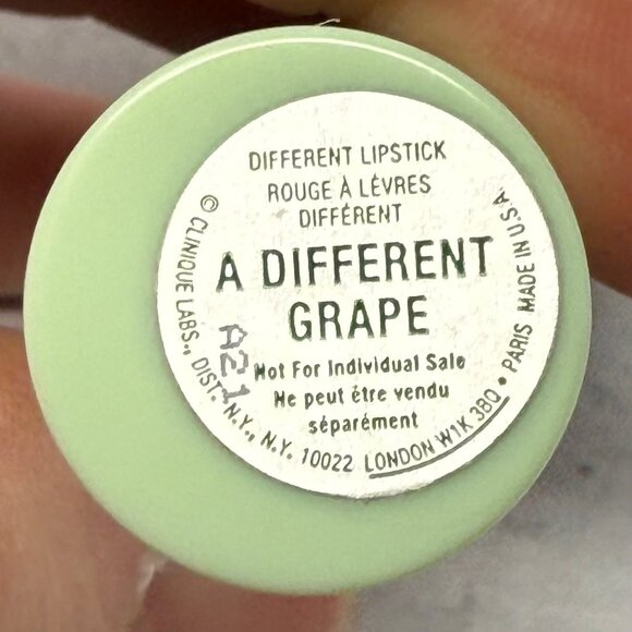 NEW Clinique A DIFFERENT GRAPE Rare ~ Long Last Soft Shine Lipstick Green Tube - Picture 2 of 4